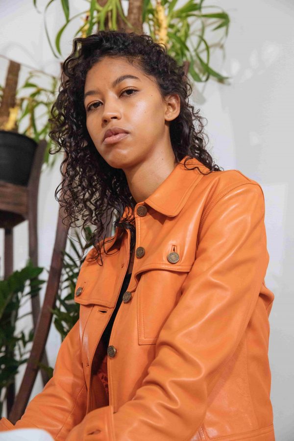 Haize ArtVeste de seconde main orange en cuir d’agneau, signée par la maison Celine et tatouée par DotsToline.berlin 63 min