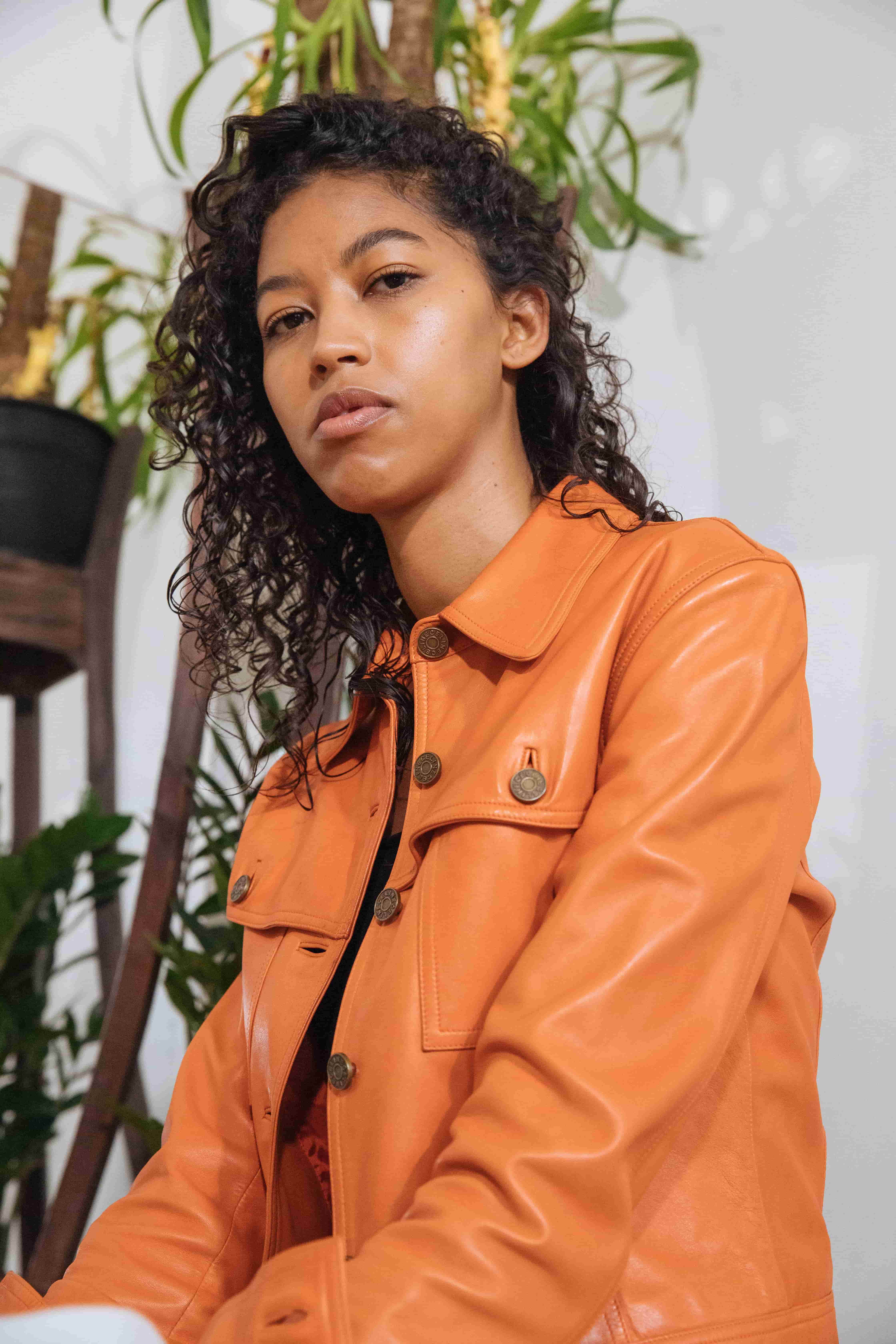 Haize ArtVeste de seconde main orange en cuir d’agneau, signée par la maison Celine et tatouée par DotsToline.berlin 63 min