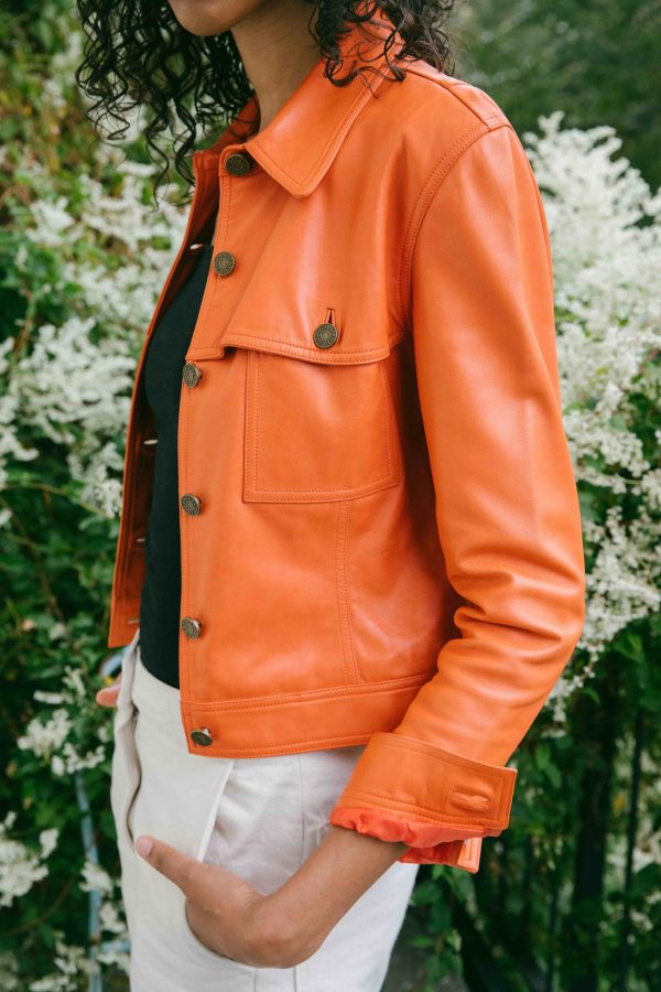 Haize ArtVeste de seconde main orange en cuir d’agneau, signée par la maison Celine et tatouée par DotsToline.berlin 67 min